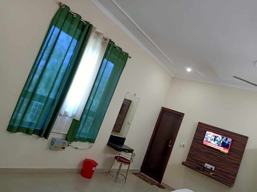 Hotel The Ideal Kushinagar Екстер'єр фото