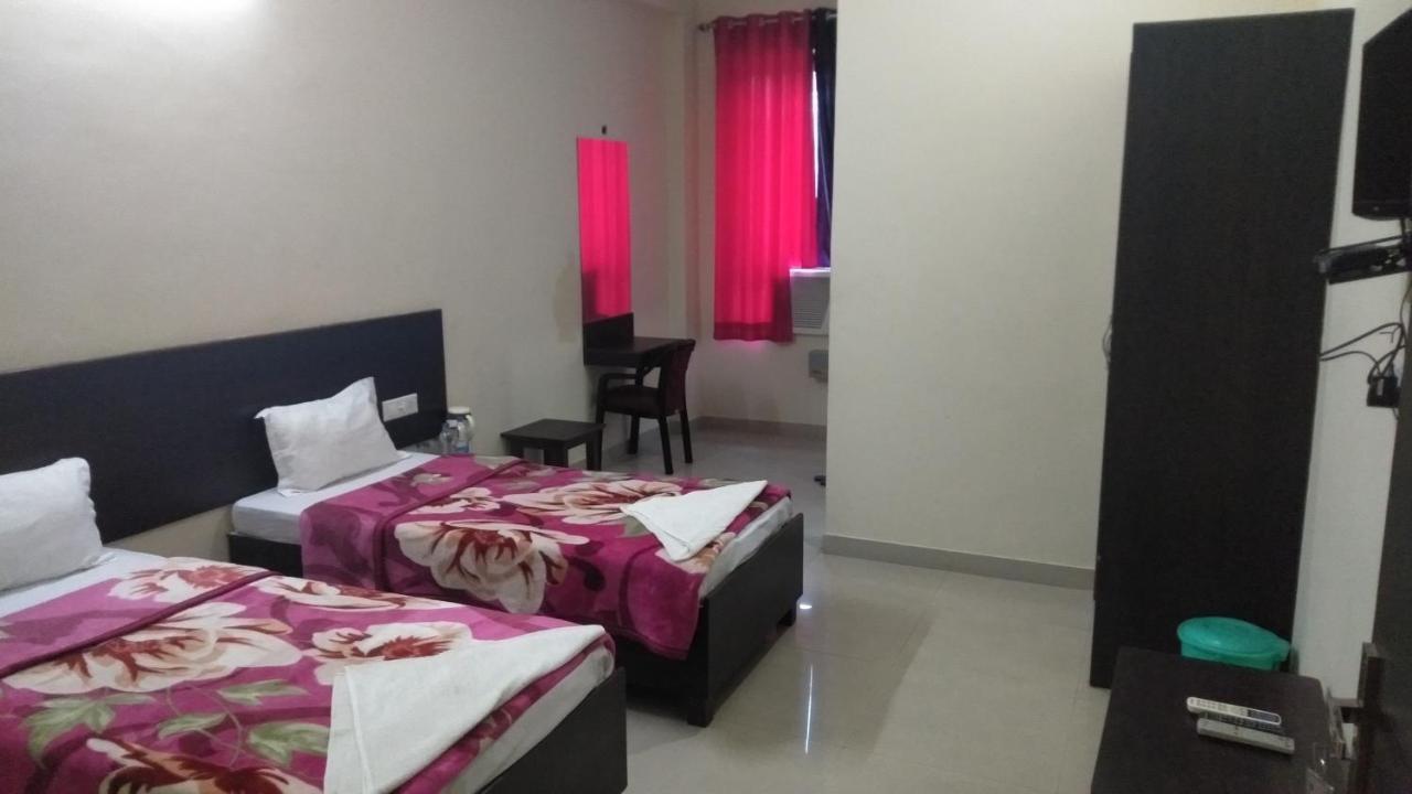 Hotel The Ideal Kushinagar Екстер'єр фото